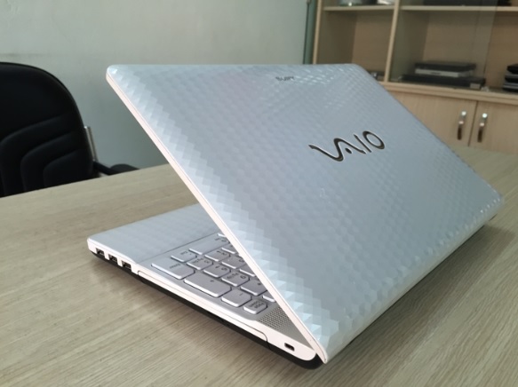 Thay bản lề laptop Vaio