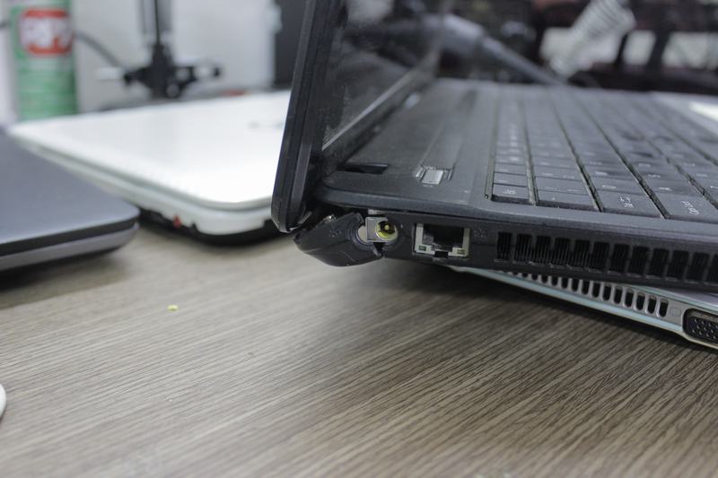 Những dấu hiệu cho biết bản lề laptop bị lỏng