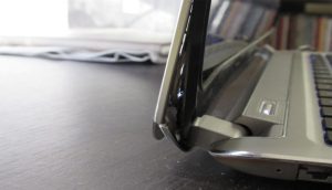 Bản lề laptop bị gãy: Nguyên nhân và cách khắc phục